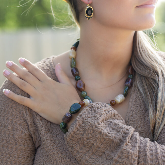 Groen bruine armband met grote kralen in mooie kleurencombinatie