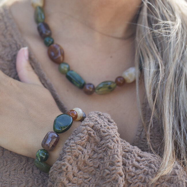 Groen bruine armband met grote kralen in mooie kleurencombinatie