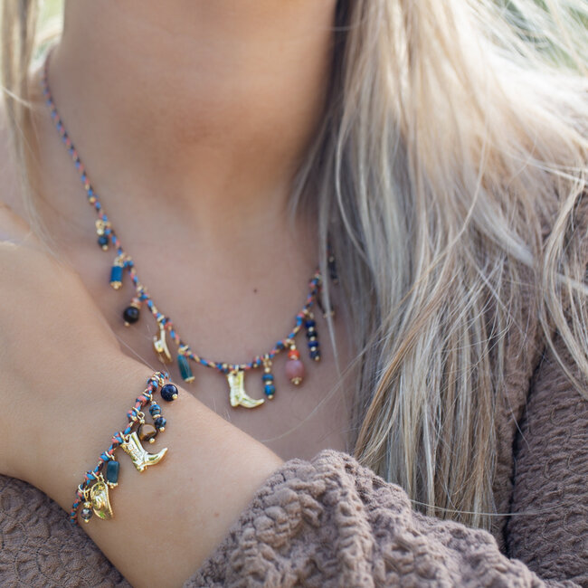 Geknoopte armband met western cowboy bedels