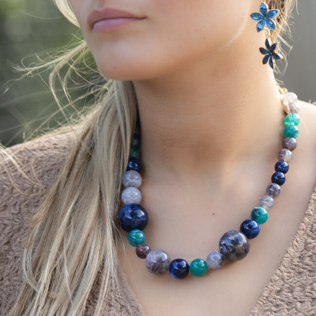 Grote opvallende blauwe kralen ketting