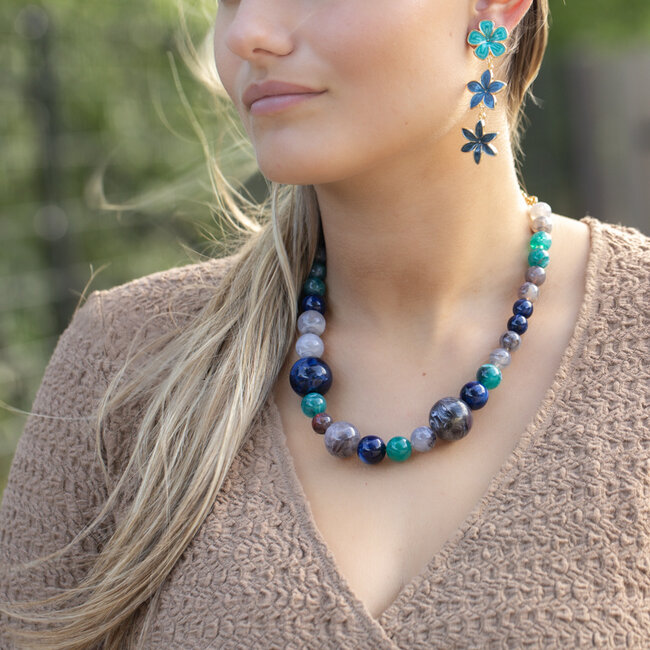 Grote opvallende blauwe kralen ketting