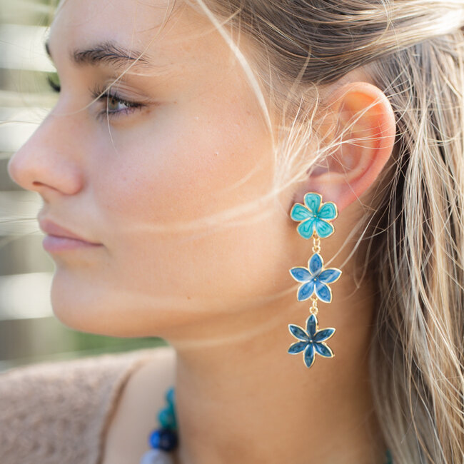 Blauwe bloemen oorbellen in turquoise en zeeblauw.