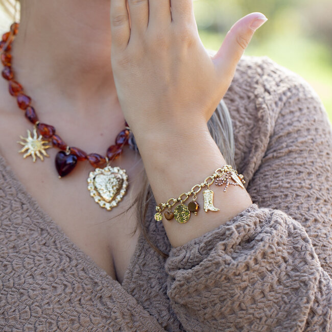 Goudkleurige wild west chiq schakelarmband met munt laars en strik bedel