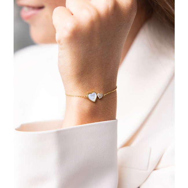 Gouden armband met dubbel hart parelmoer en glitter
