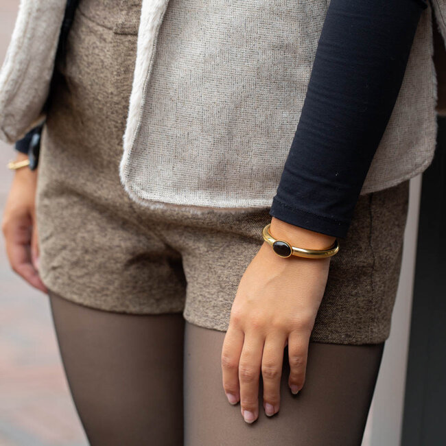 Gouden bangle armband met ovaal steen
