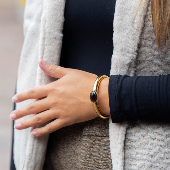 Gouden bangle armband met ovaal steen
