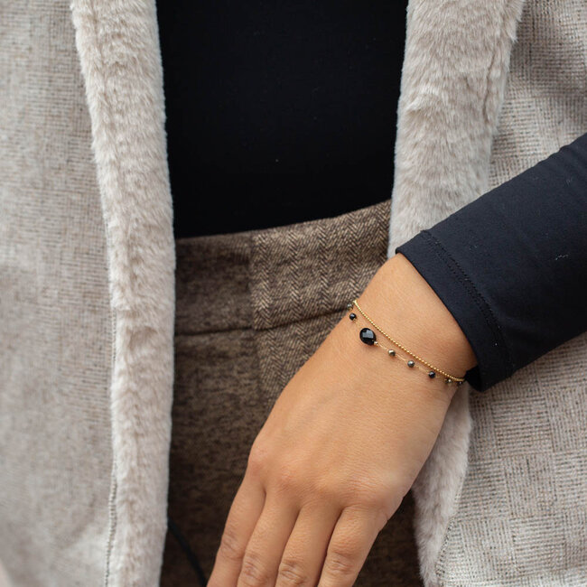 Gouden dubbele bolletjes armband zwarte  steen