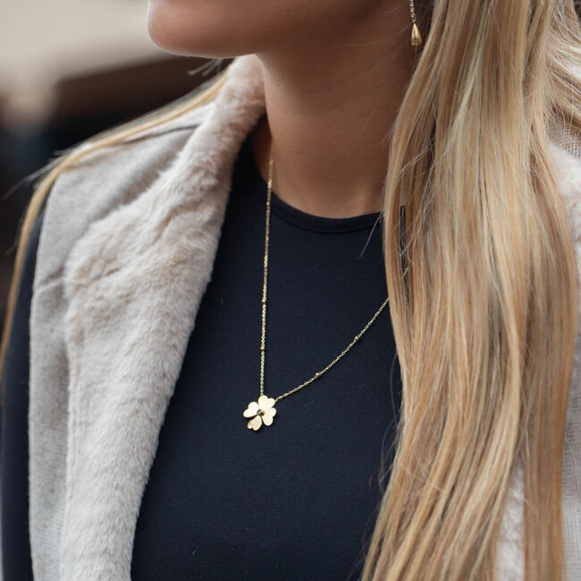 Gouden langere ketting met lucky klaver