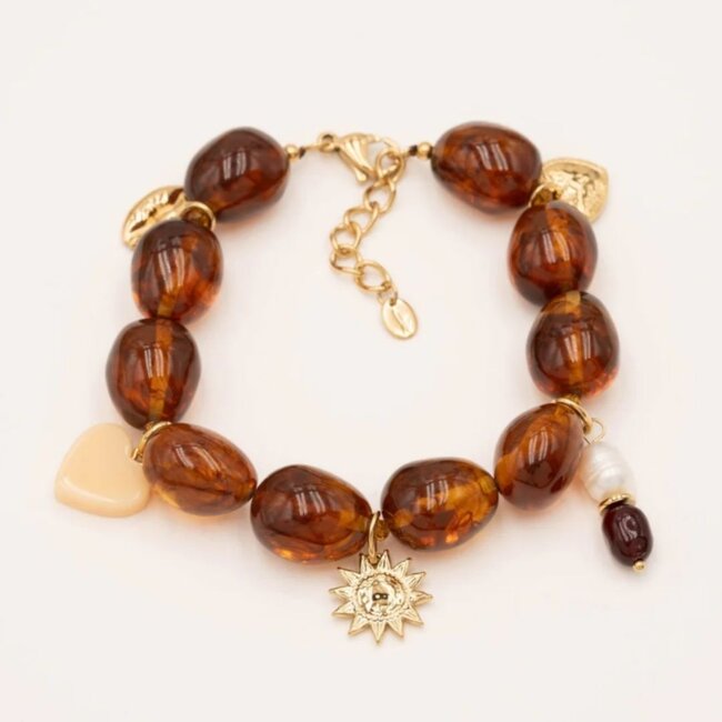 Warme bruine armband met grote kralen en vrolijke bedels