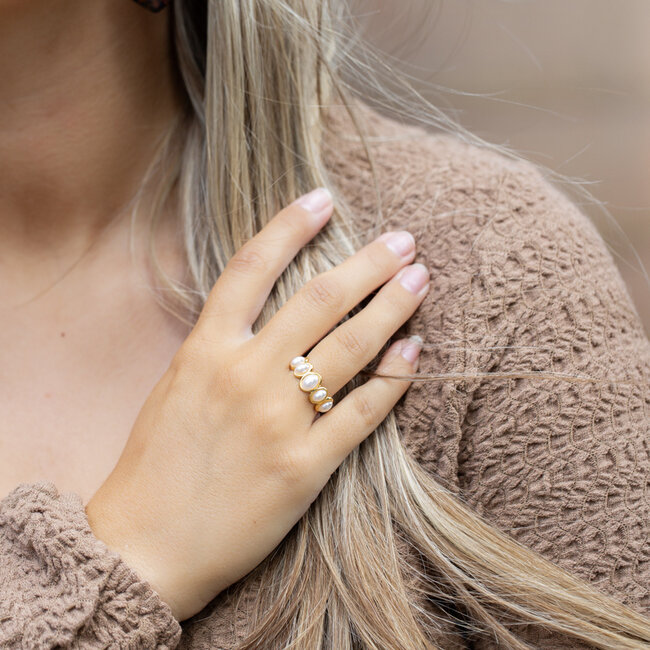 Goudkleurige parel ring