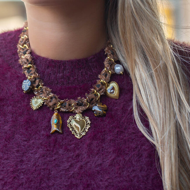 Beadle Speelse opvallende ketting met tijgerprint stof en verschillende bedels