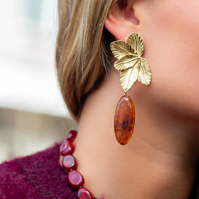 Beadle Opvallende oorbellen met gouden bladeren en warme bruine hanger