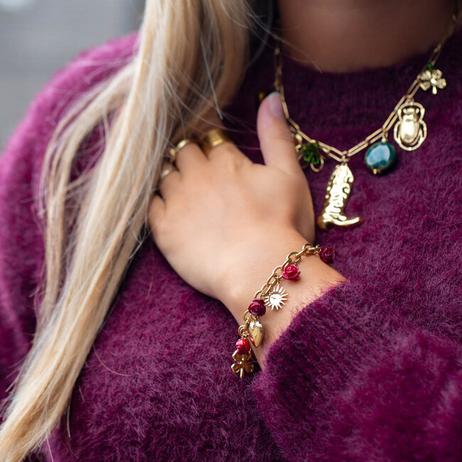 Beadle Goudkleurige schakelarmband met rode roosbedels.