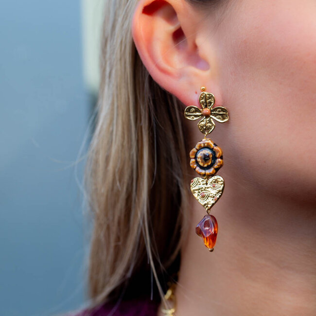 Beadle Statement oorbellen met bloem, hart en warme tinten