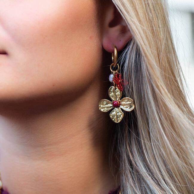 Beadle Grote gouden bloem en strik oorbellen