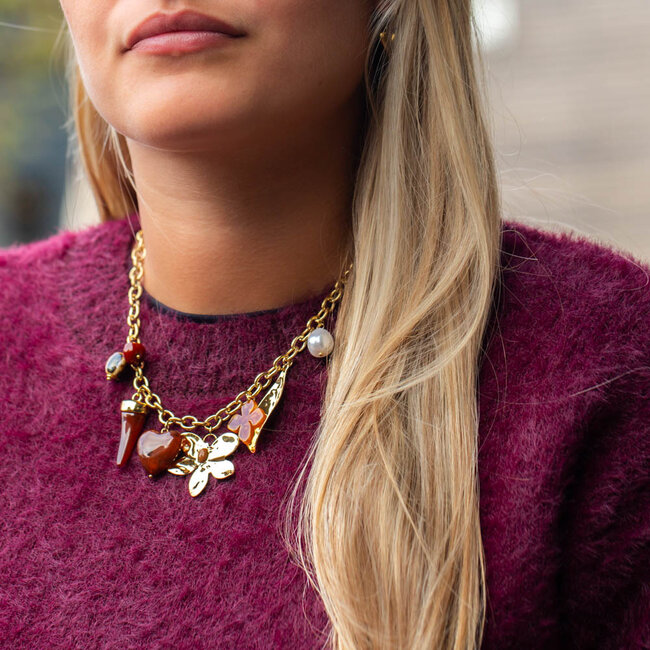 Beadle Goudkleurige schakelketting met bloem en hart rode bedels