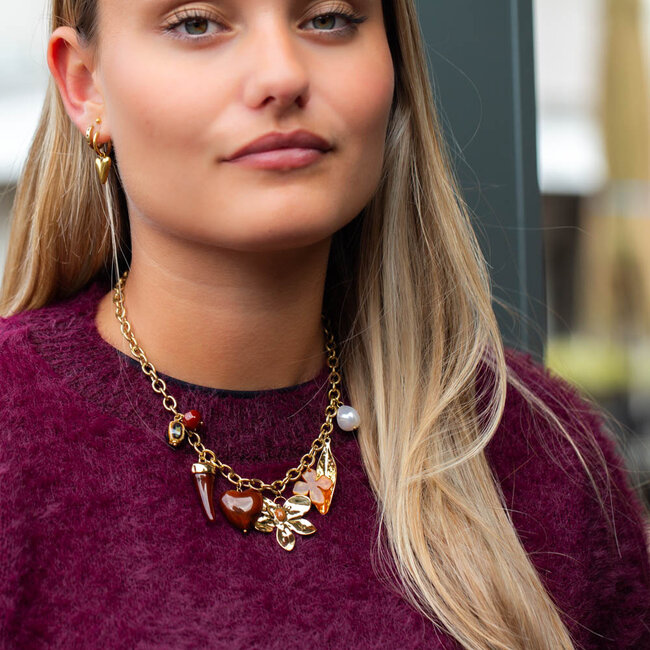 Beadle Goudkleurige schakelketting met bloem en hart rode bedels