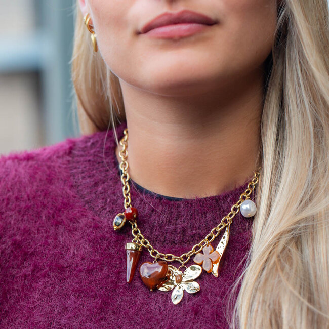 Beadle Goudkleurige schakelketting met bloem en hart rode bedels