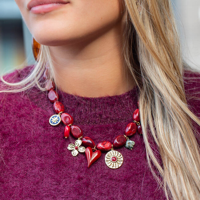 Beadle Rode grote kralen ketting met lekker veel rode harten en charms