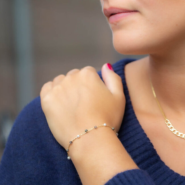 Dubbele armband grijze edelsteentjes en pareltjes