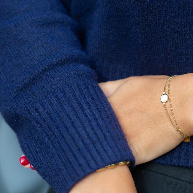 Stijlvolle dubbele armband met subtiel steentje.