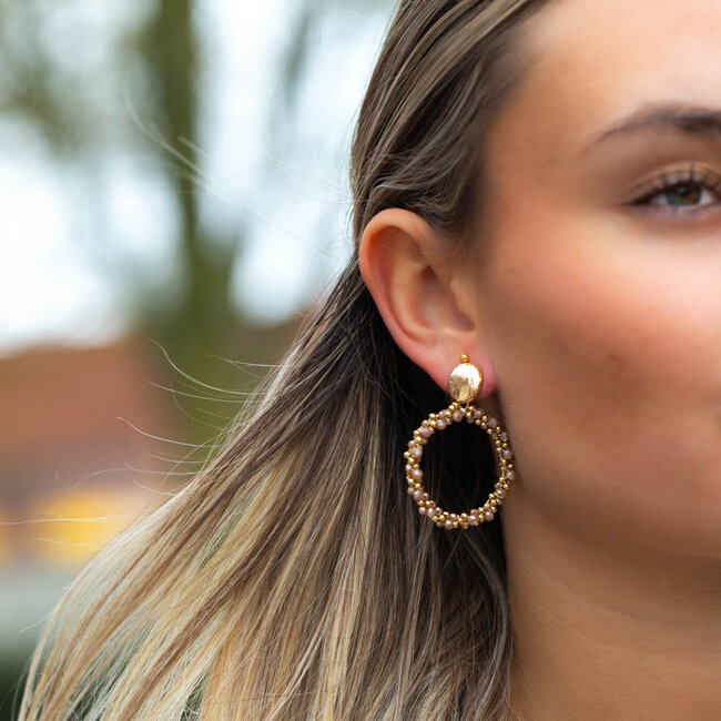 Biba Goudkleurige ronde oorbellen met kralen