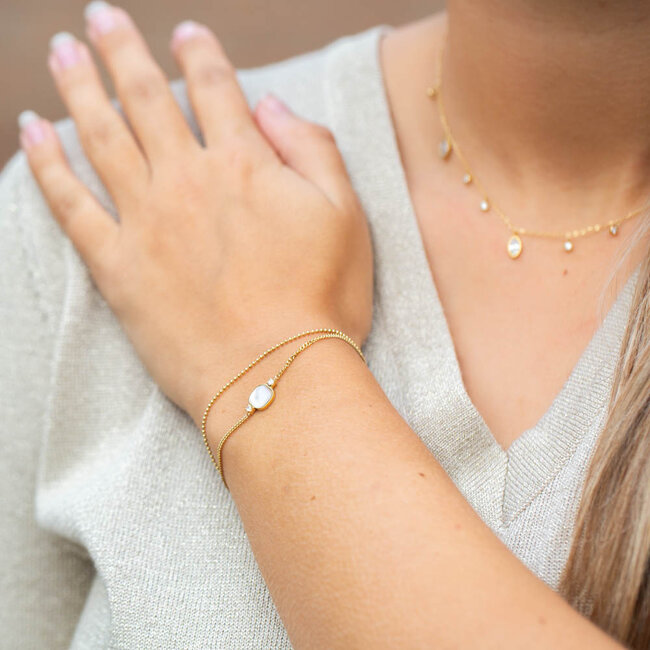 Stijlvolle dubbele armband met subtiel steentje.