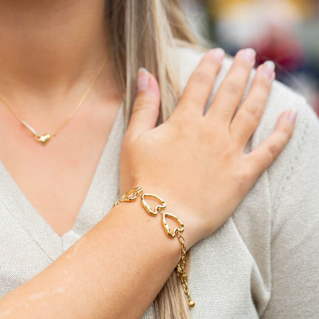 Beadle Goudkleurige armband met grote open hartjes.