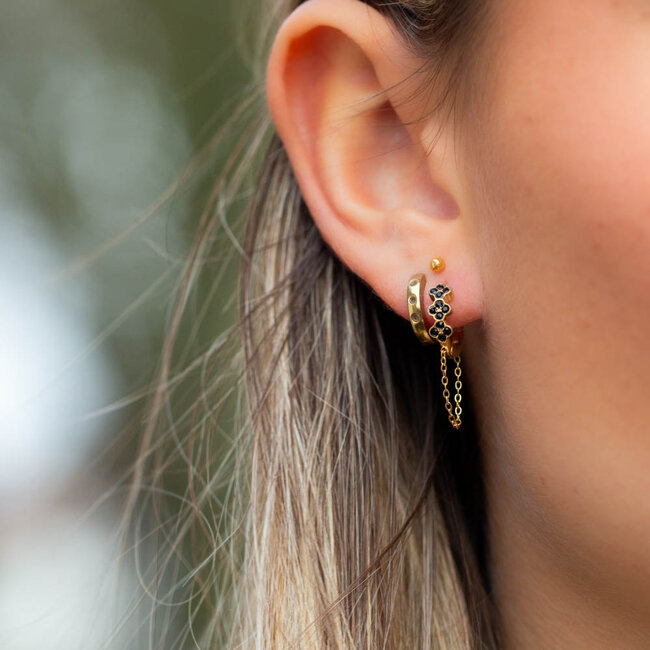 Day & Eve  Goudkleurige oorringen met zwarte bloemen