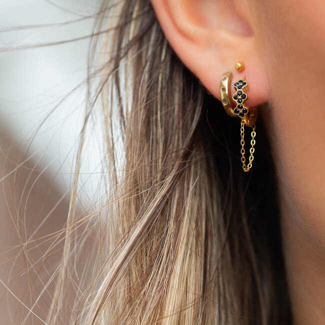 Day & Eve by Go Dutch Label Goudkleurige oorringen met zwarte bloemen