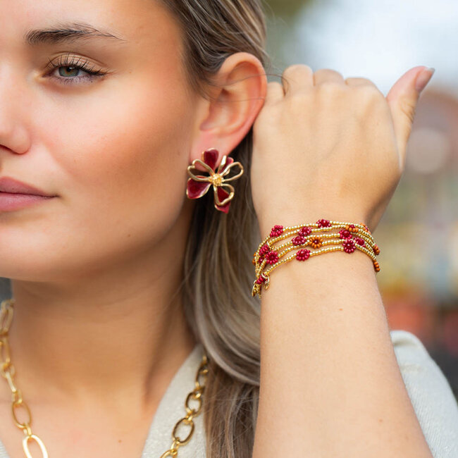 Armband met rode kralen bloemetjes