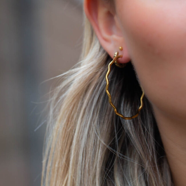 Beadle Tijdloze golvende goudkleurige oorbellen