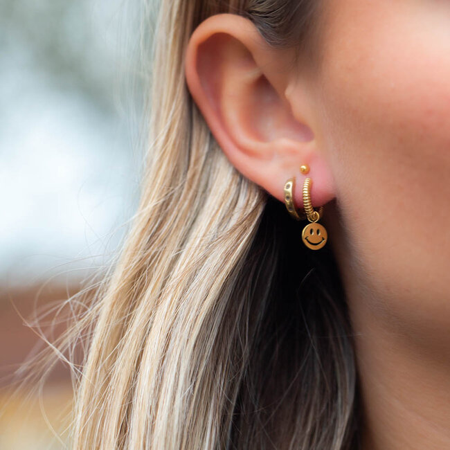 Day & Eve by Go Dutch Label Vrolijke gouden smiley oorringen