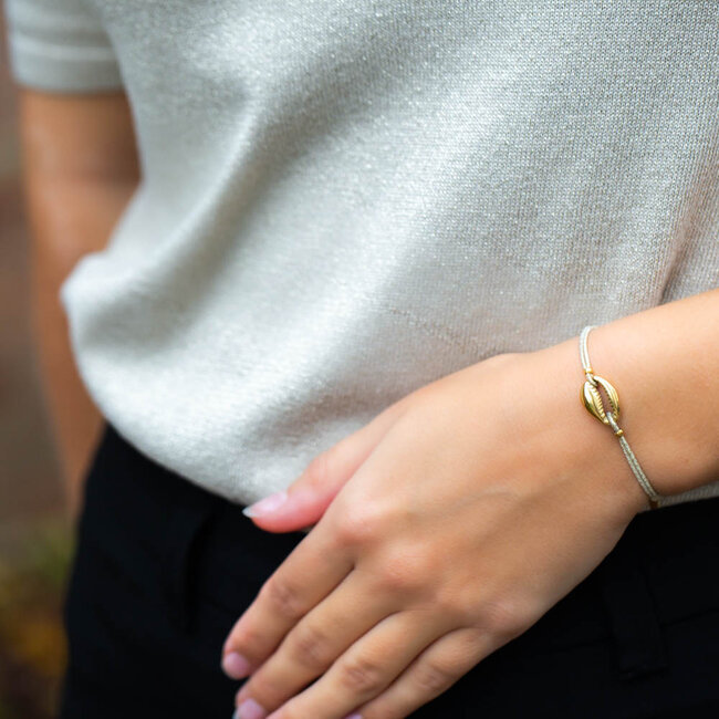 Beadle Subtiele glitter elastische armband met goud schelp