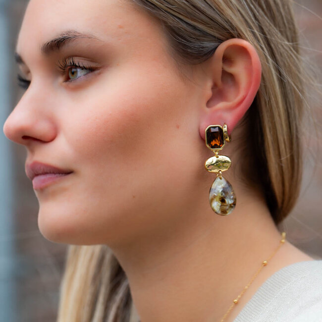 Biba Opvallende Biba oorbellen met warm bruine crystal en druppel