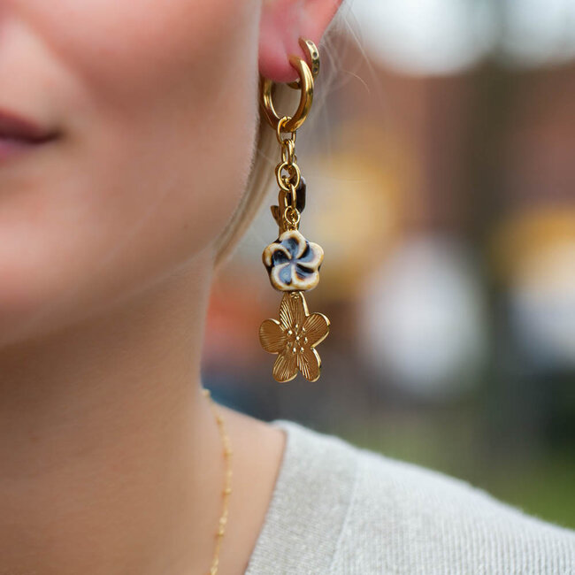 Beadle Lange gouden oorbellen met tijgeroog en bloem bedels