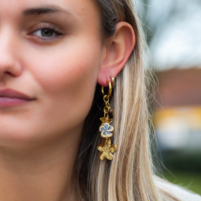 Beadle Lange gouden oorbellen met tijgeroog en bloem bedels