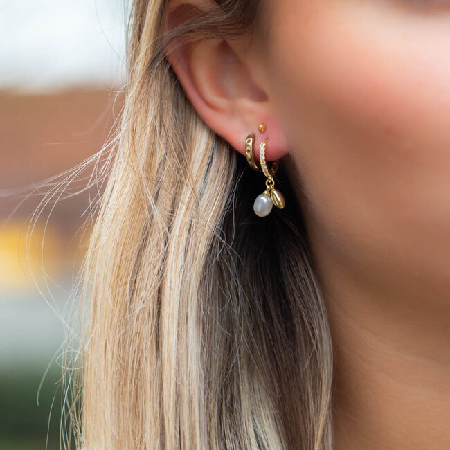 Beadle Glitter hoop met parel en goudkleurig bolletje bedels