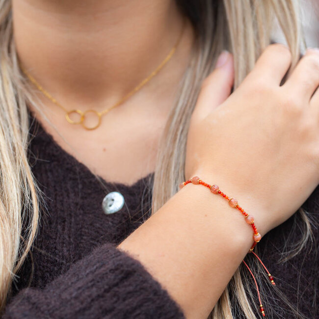 Rode kralenarmband met natuursteentjes
