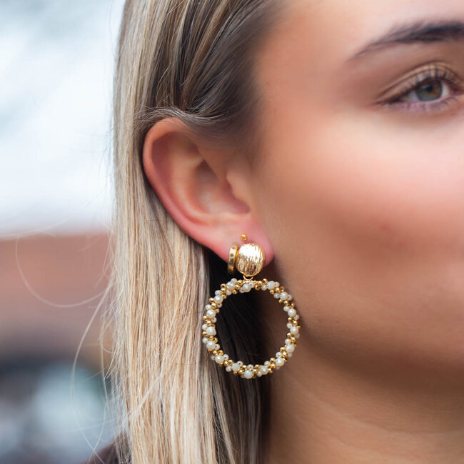 Biba Goudkleurige ronde oorbellen met witte kralen