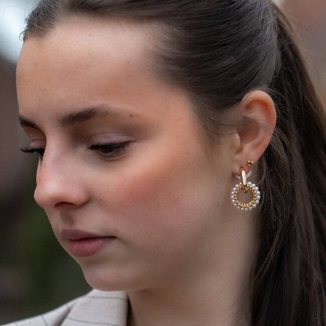 Biba Goudkleurige oorbellen met kleine witte pareltjes