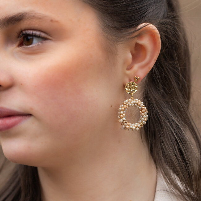 Biba Opvallende ronde oorbellen met kleine beige kralen