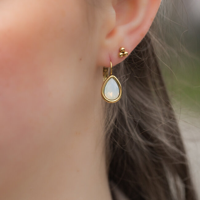 Day & Eve by Go Dutch Label Klassieke witte facet druppel oorbellen