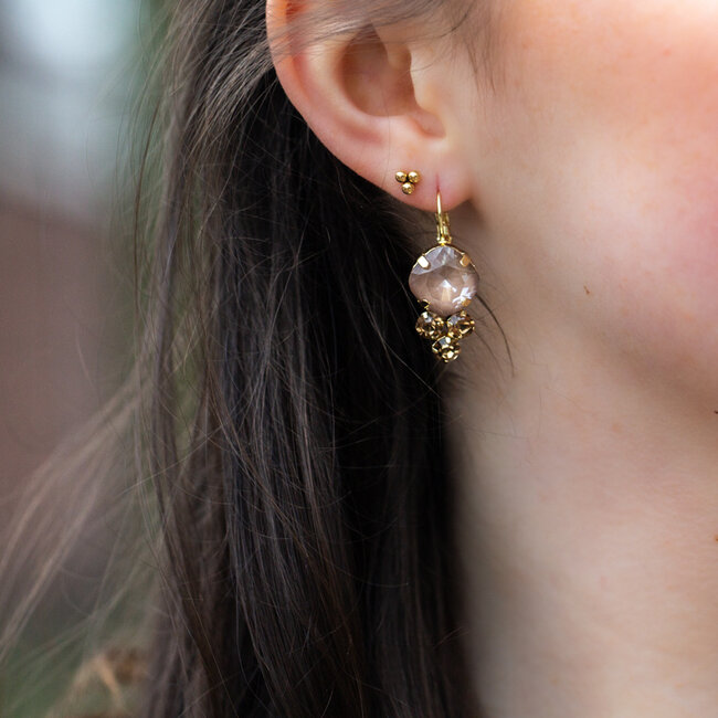 Biba Oorbellen met beige crystal steen en trosje steentjes