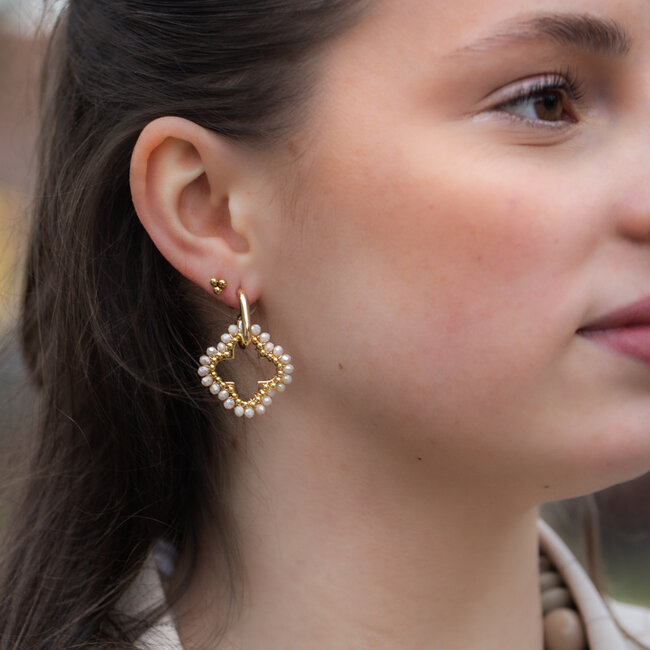 Biba Creme kraaltjes open klaver oorbellen