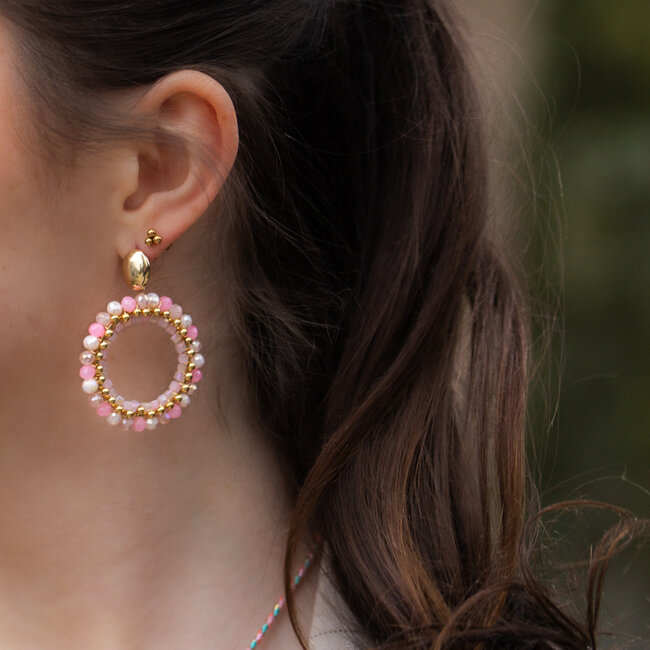 Roze en witte  kralen ronde hanger oorbellen