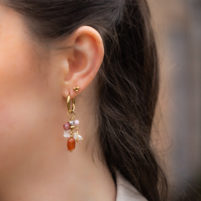 Goudkleurige stainless steel oorringen met bedels  in warme oranje en roze tinten.