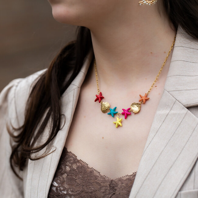 Day & Eve  Ketting met fel gekleurde zeesterren en goudkleurige schelpen