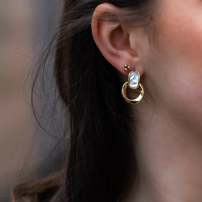 Biba Goudkleurige oorstekers met parelmoer effect en ronde ring