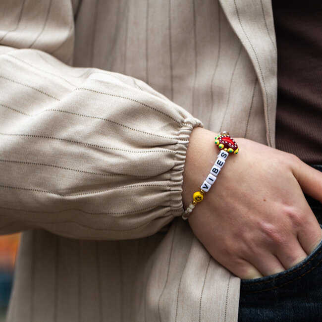 Biba Vrolijke armband met de tekst Vibes